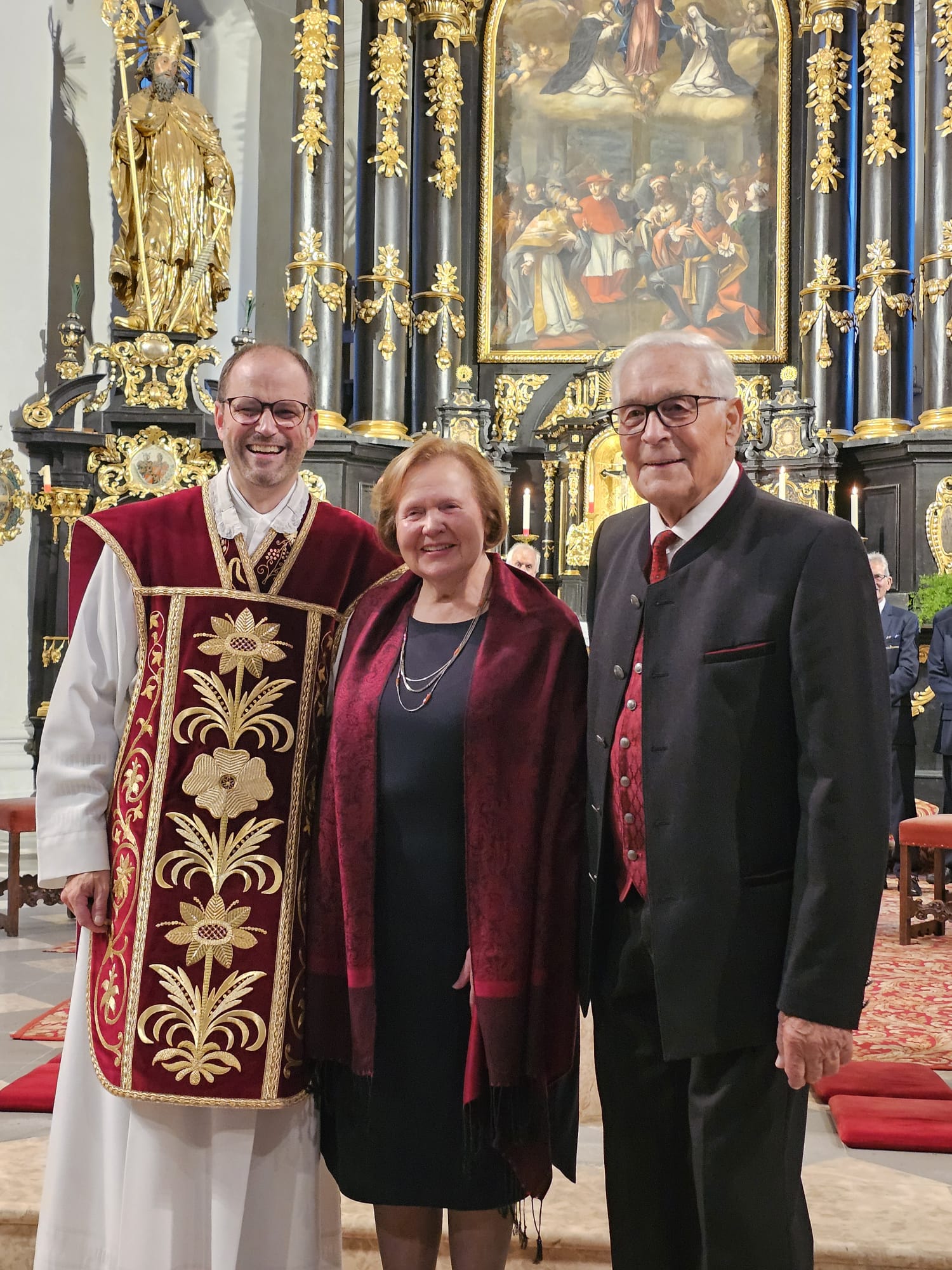 Das Jubelpaar mit Pfarrer Martin