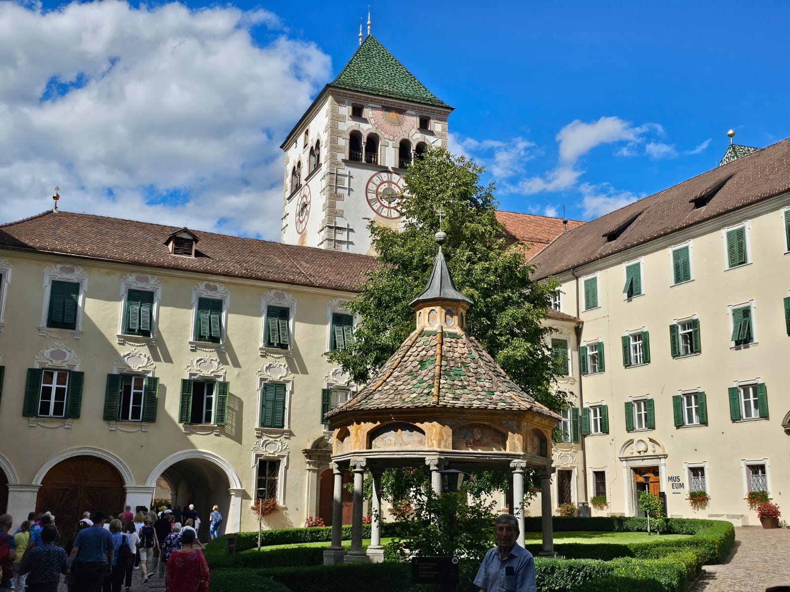 Pfarrausflug nach Südtirol: Ein unvergesslicher Tag im Stift Neustift